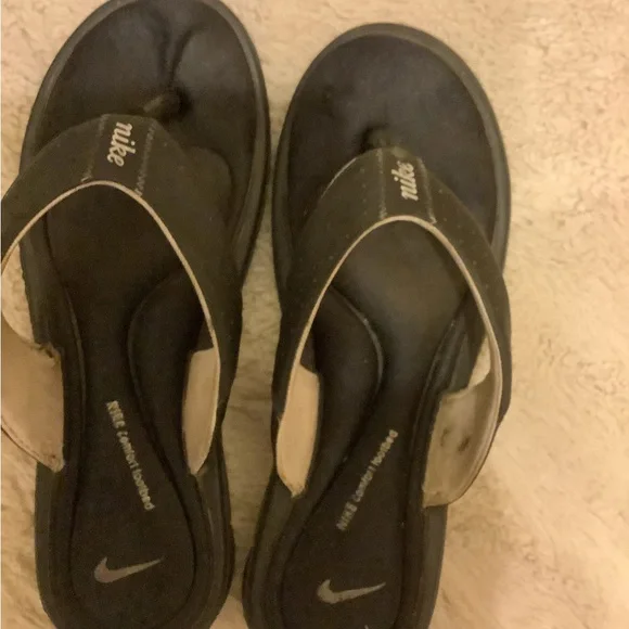 Nike Women's Black Flip Flops - Picture 1 of 5